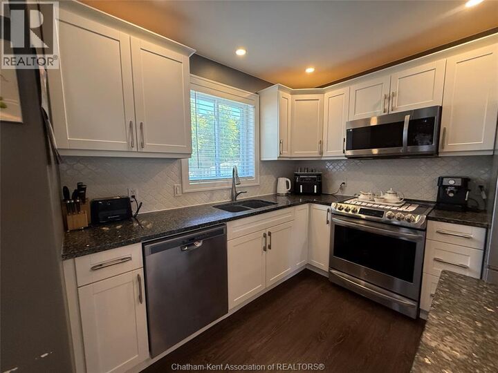 Property Photo:  15 Lisgar Street  ON N7M 5C7 