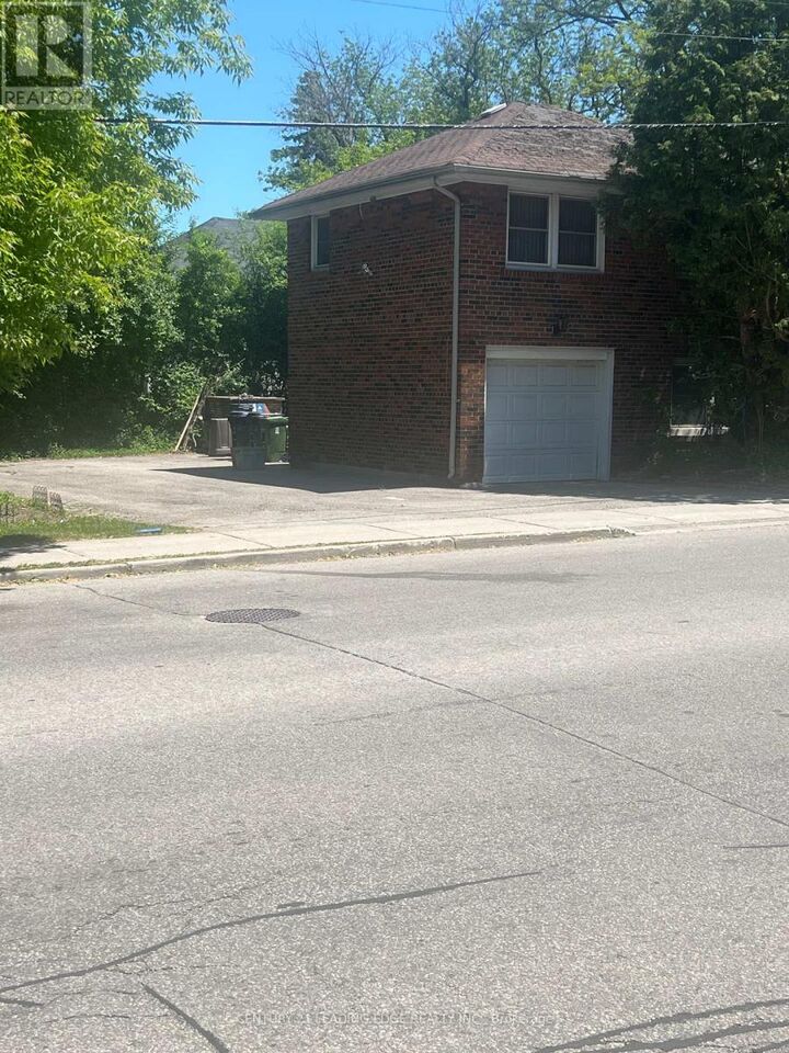 Photo de la propriété:  230 Finch Avenue East  ON M2N 4S2 