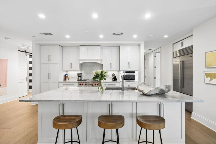 Property Photo:  46 N Barrett Square # 201  FL 32461 