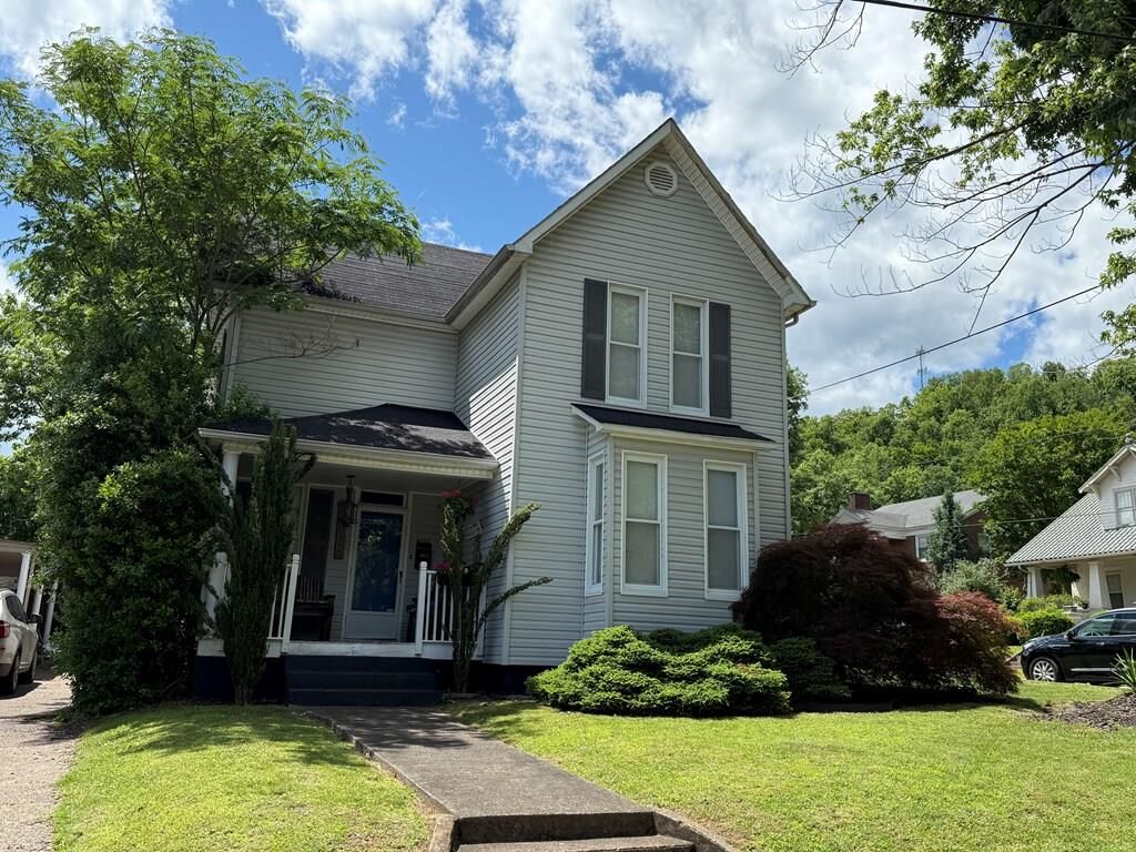 Property Photo:  525 College  KY 41240 