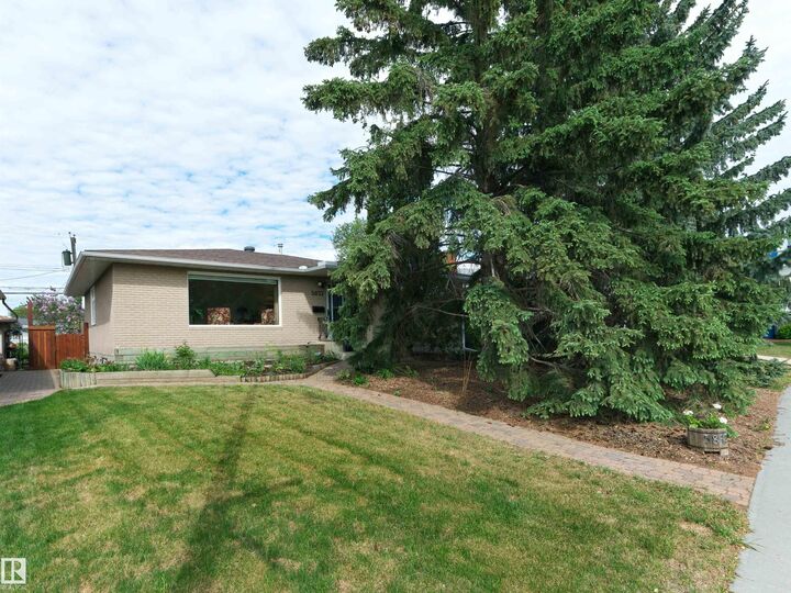 Property Photo:  5832 114A Street NW  AB T6H 3N1 