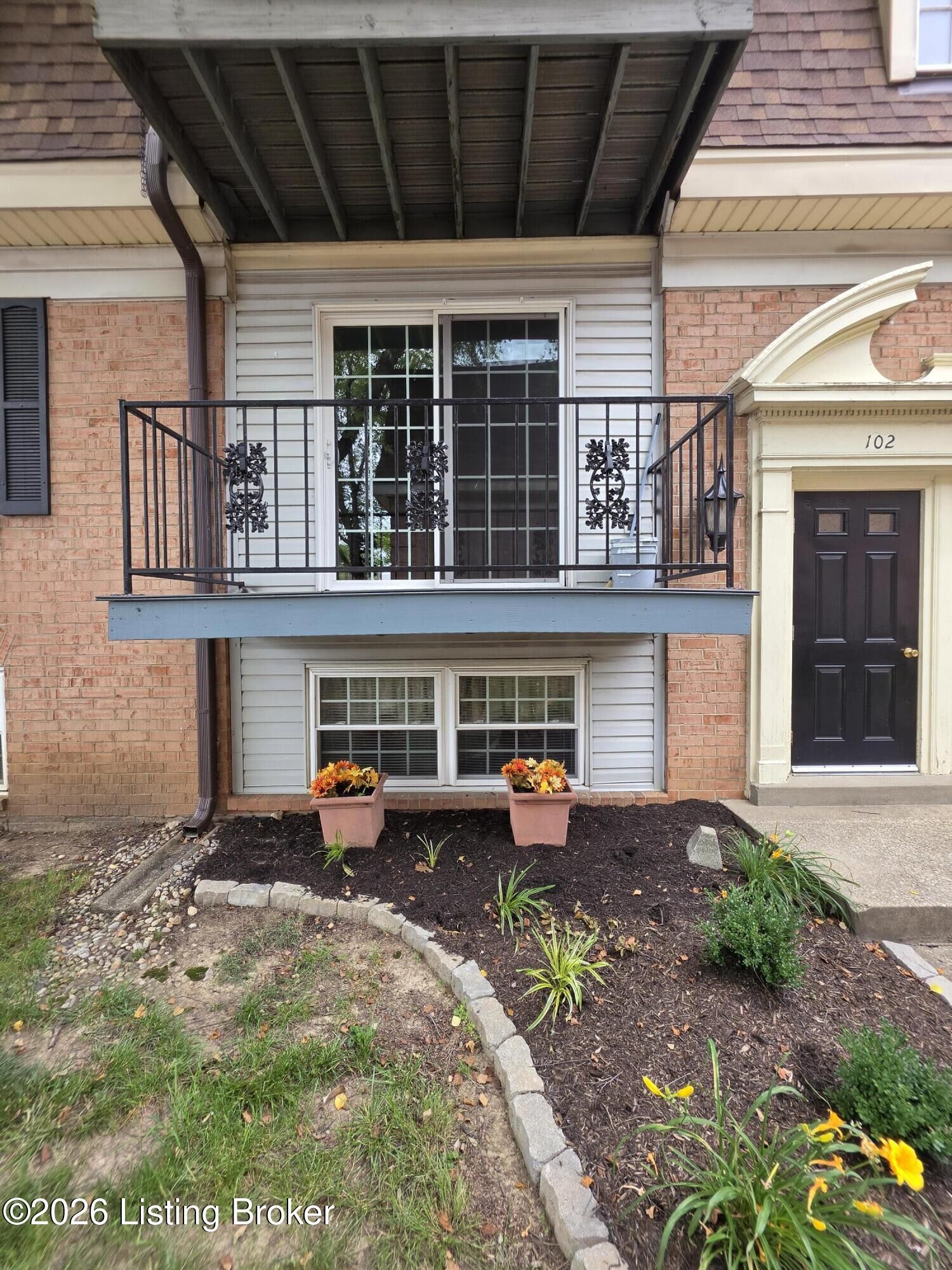 Property Photo:  102 Algiers Ct 3  KY 40218 