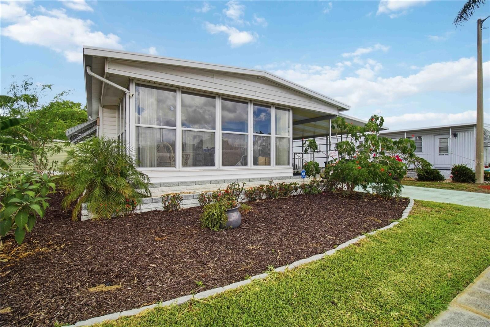 Property Photo:  5402 Chateau Lane  FL 34207 