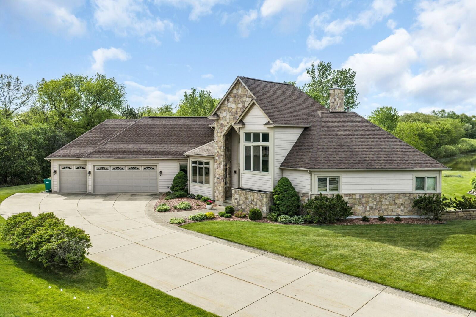 Property Photo:  145 Saint James Cir  WI 53182 