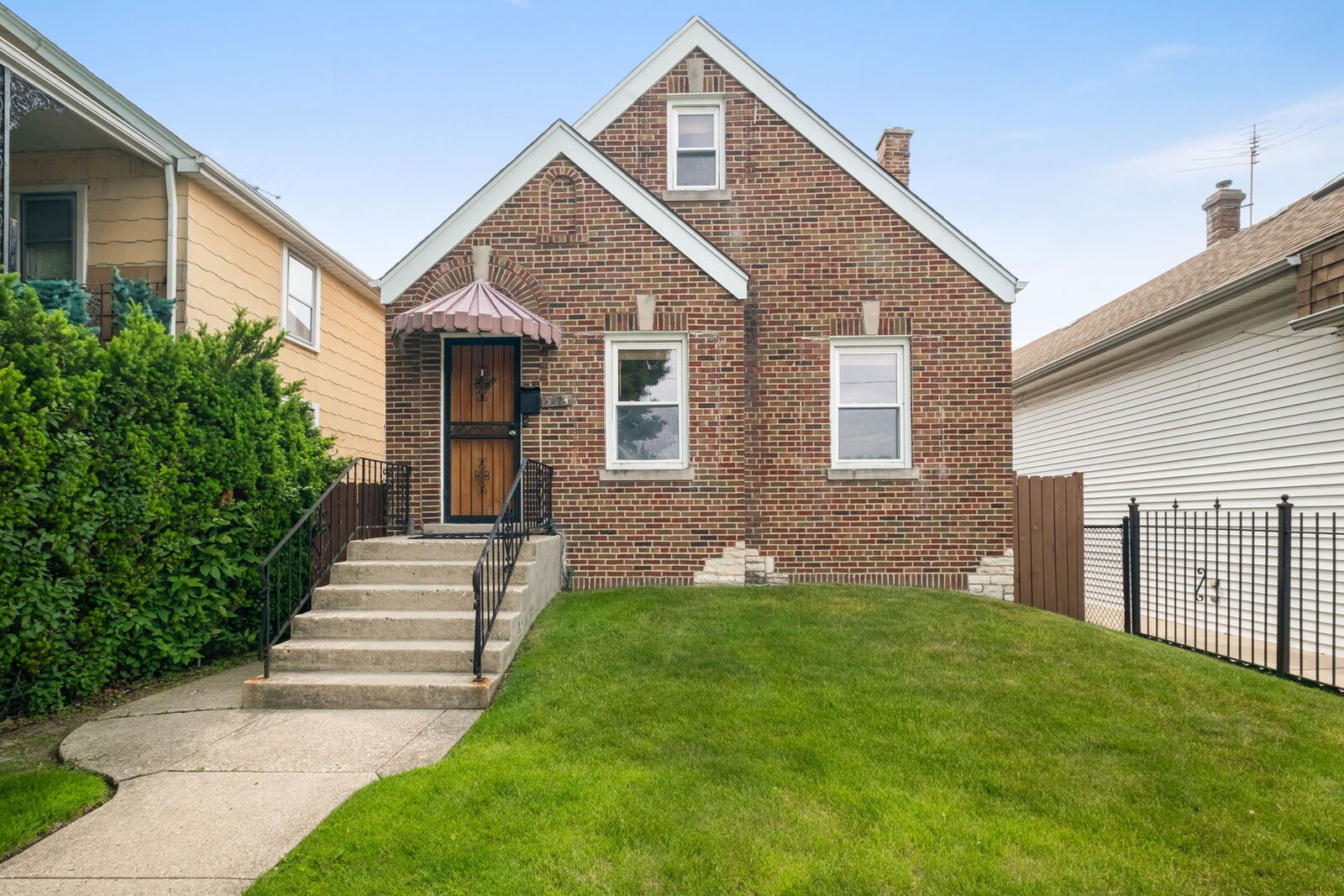 Property Photo:  5424 N Mobile Avenue  IL 60630 