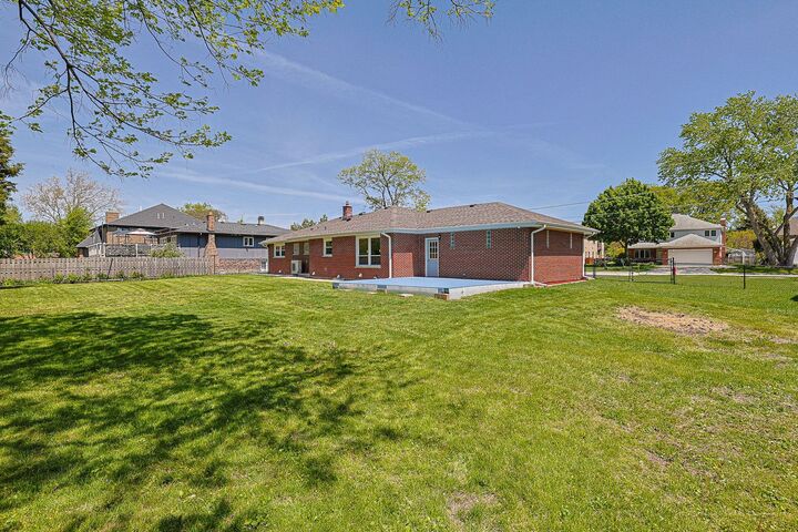 Property Photo: 2232 Sprucewood Avenue IL 60018