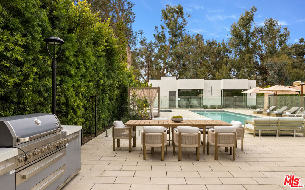 Property Photo:  505 S Barrington Avenue 404  CA 90049 