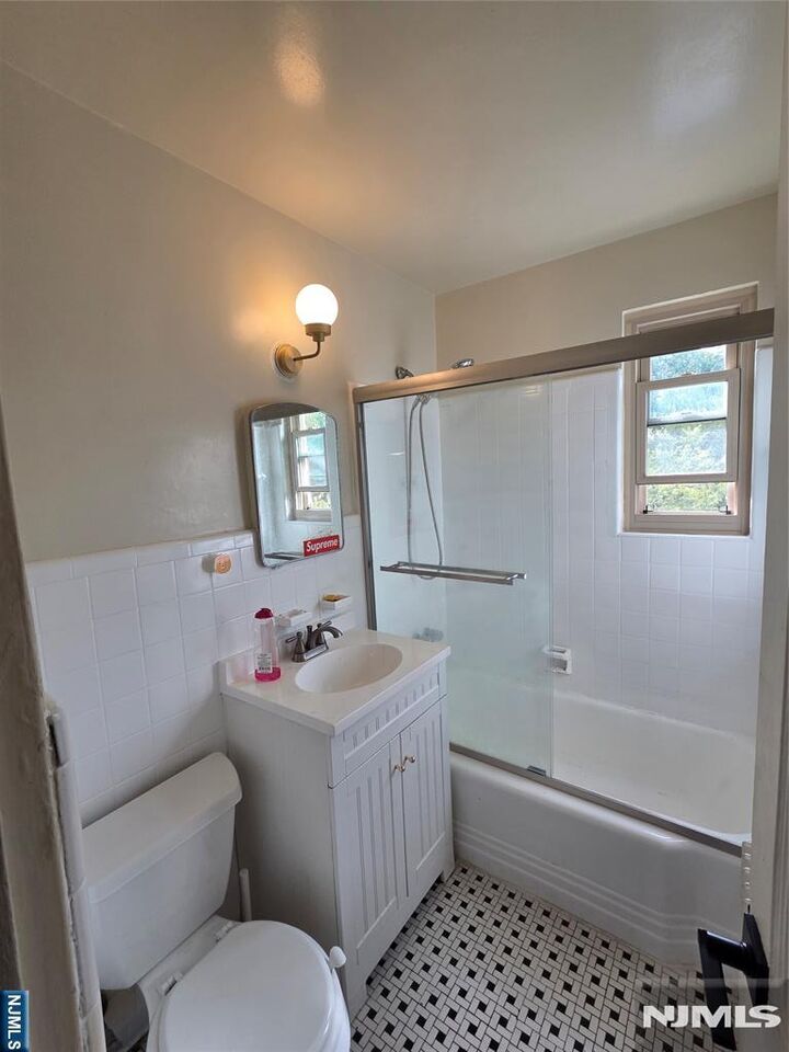 Property Photo:  125 E Clinton Avenue 3B  NJ 07621 