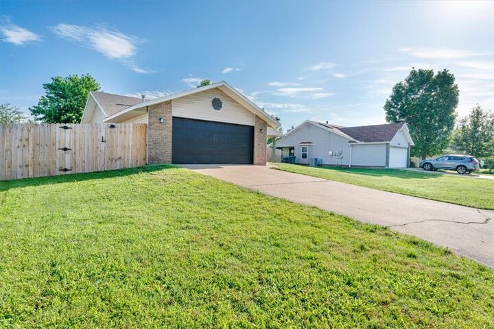 Property Photo:  2709 W Beech Street  AR 72756 