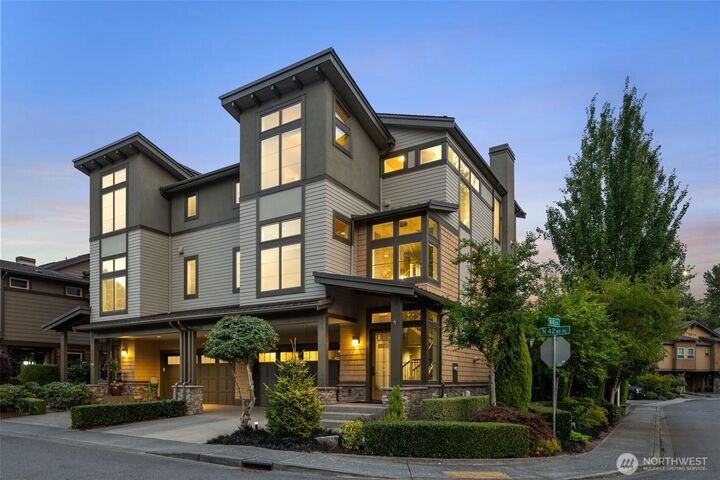 Property Photo:  1211 N 42nd Place  WA 98056 
