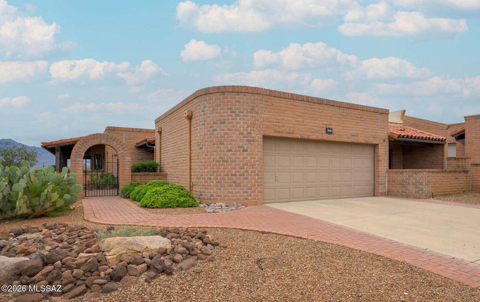 Property Photo:  1013 W Desert Hills Drive  AZ 85622 