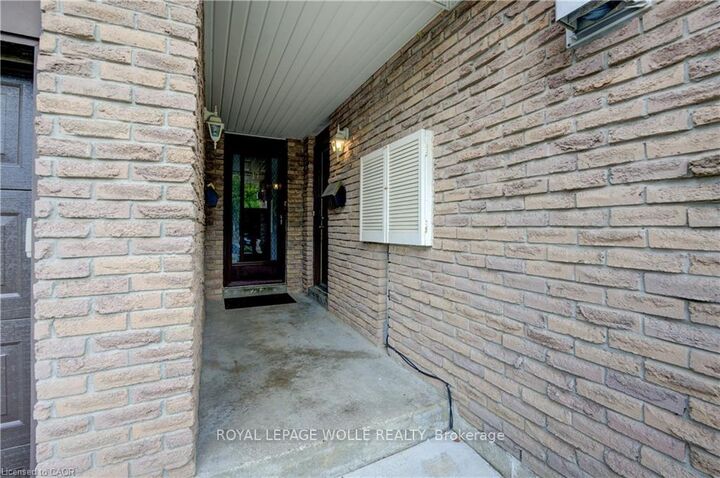 Property Photo:  19 Hillbrook Crescent  ON N2N 1J4 