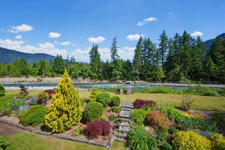 120 Robertson Crescent — photo 1
