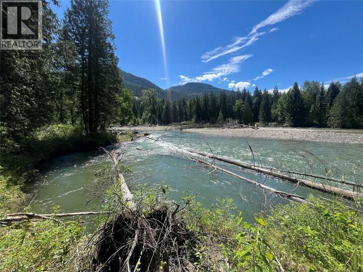 Photo de la propriété:  5568 Trans Canada Highway  BC V0E 1M3 