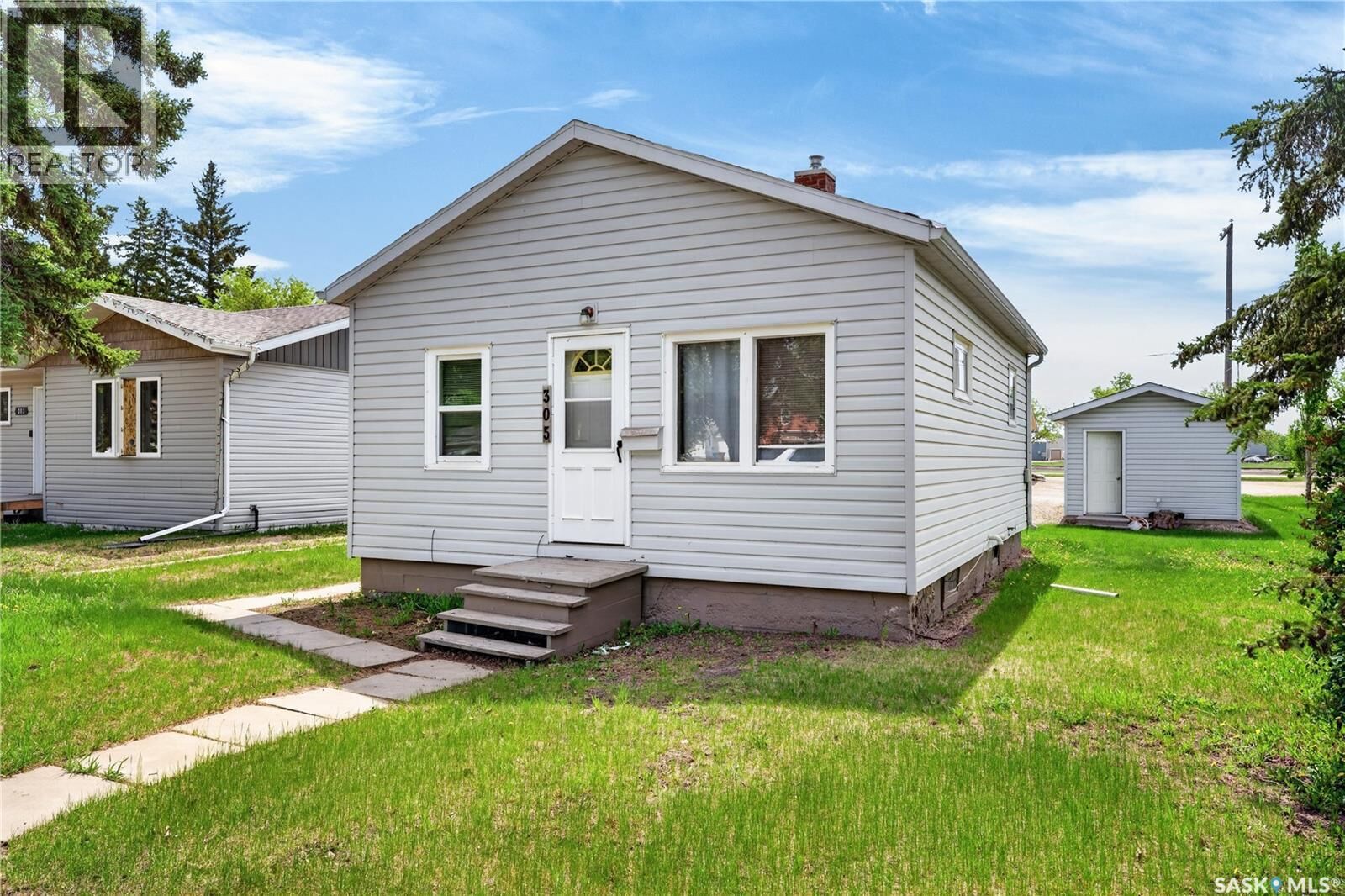 Property Photo:  305 Burrows Avenue W  SK S0E 1A0 