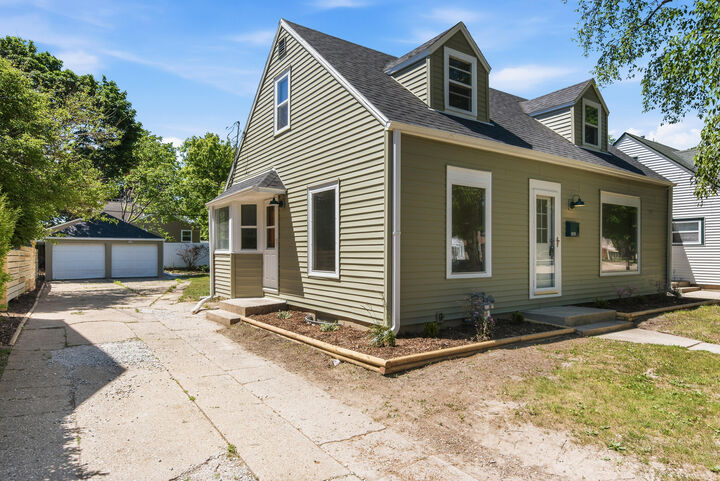Property Photo:  1919 E Norwich Ave  WI 53235 