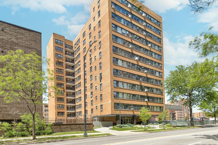 Property Photo: 6118 N Sheridan Road 106 IL 60660