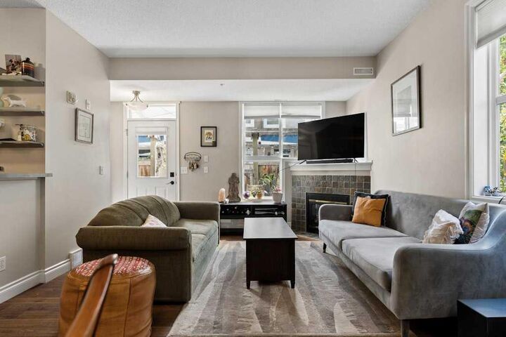 Property Photo:  2001 34 Avenue SW 12  AB T2T 2C4 