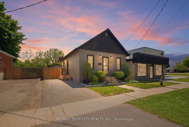 162 Grand River Avenue — photo 1