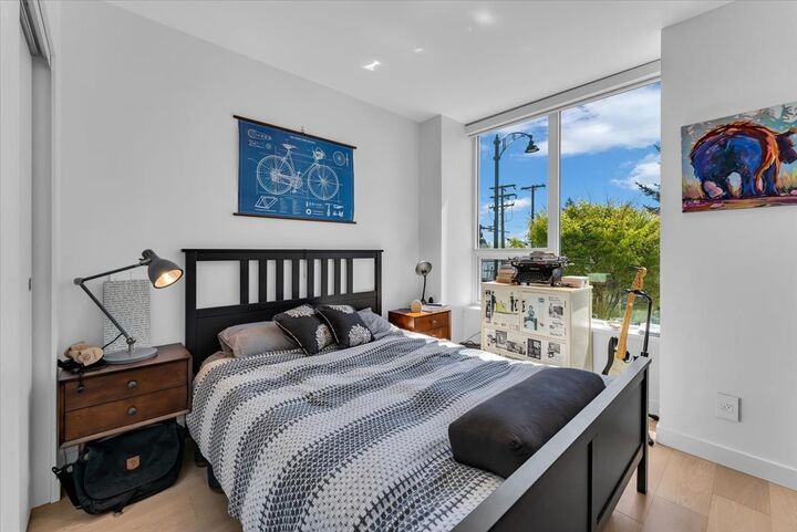 Property Photo: 15165 Thrift Avenue 104 BC V4B 0C1