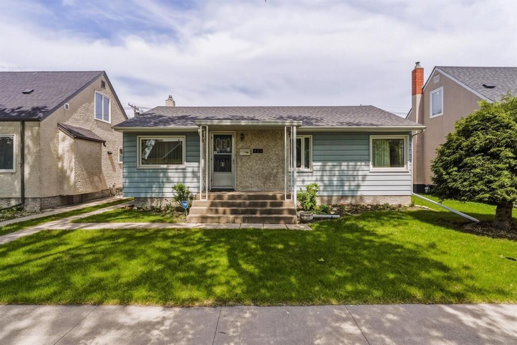 Property Photo:  423 Seven Oaks Avenue  MB R2V 0L5 