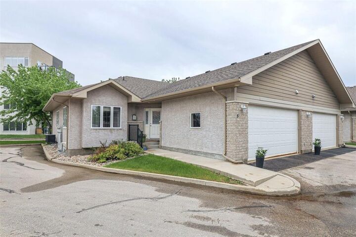 Property Photo:  35 Grandmont Boulevard  MB R3V 0A7 