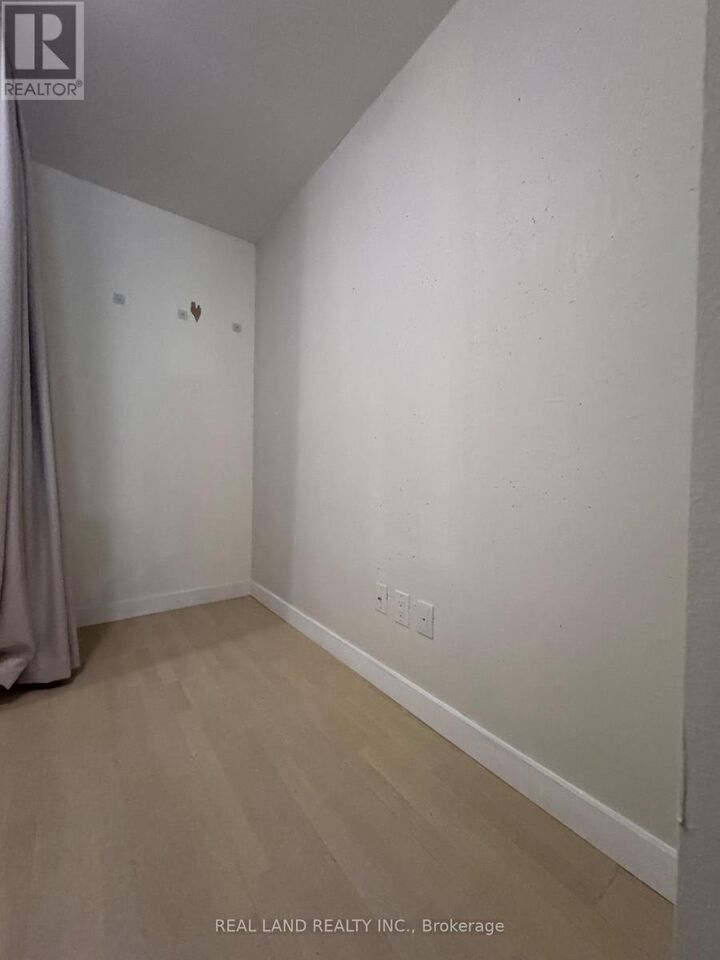 Photo de la propriété:  246 Logan Avenue 303  ON M4M 0E9 
