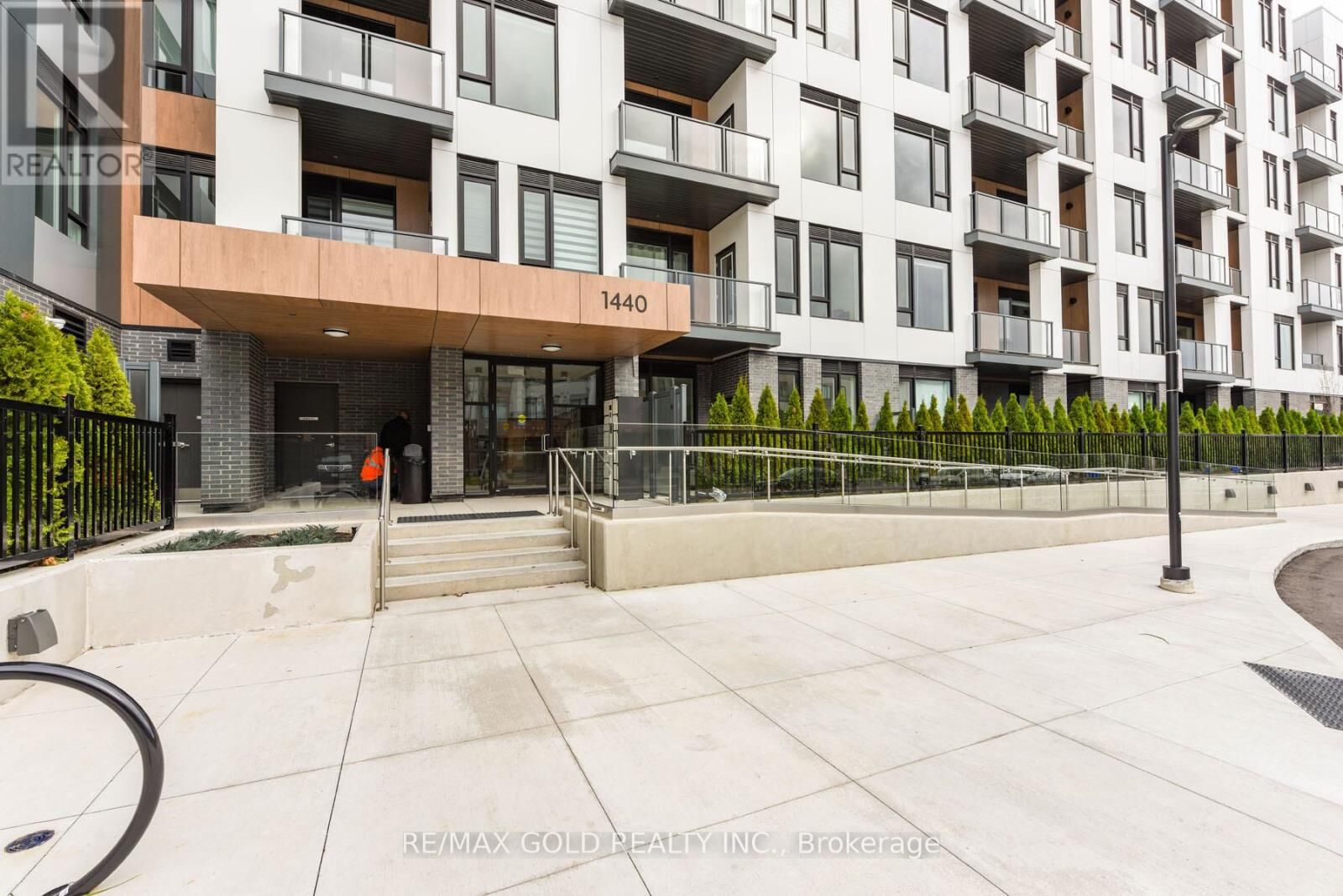 Property Photo:  1440 Clarriage Court 504  ON L9E 1B3 