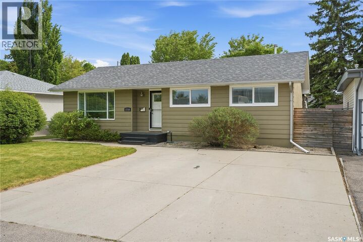 Property Photo:  1710 Drinkle Street  SK S7J 0P7 