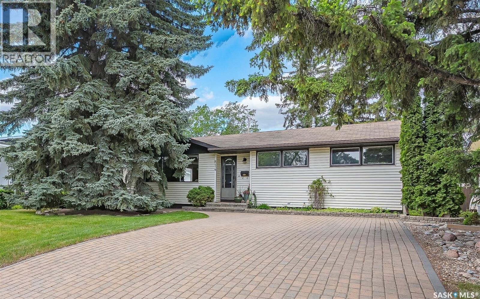Property Photo:  814 Arlington Avenue  SK S7H 2X4 