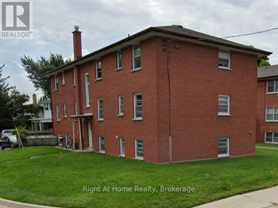 Property Photo:  119 Rossland Road East Apt. 4  ON L1G 2W5 