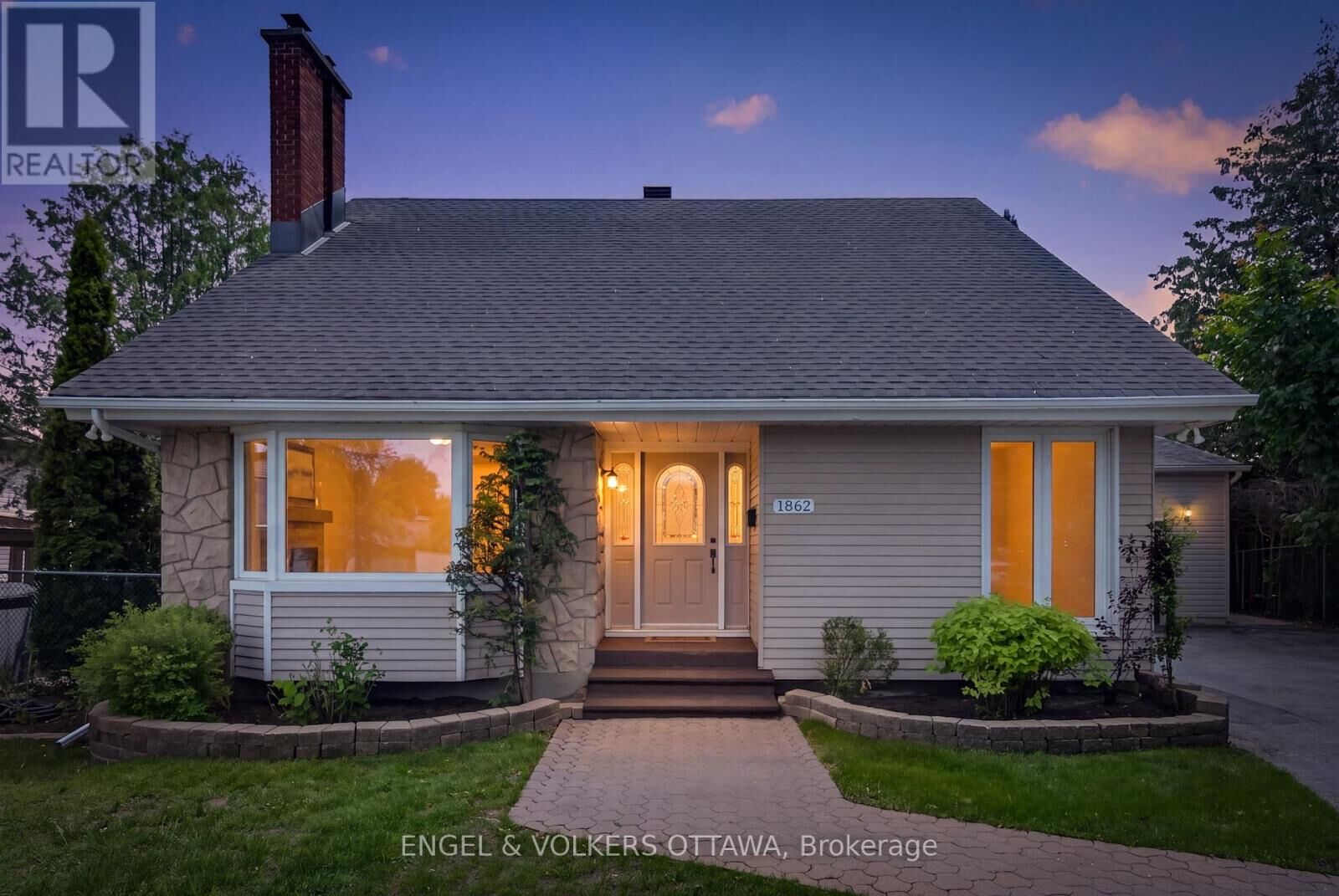 Property Photo:  1862 Sharel Drive  ON K1H 6W4 