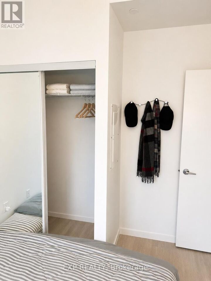 Property Photo:  85 Wood Street 2315  ON M4Y 0E8 