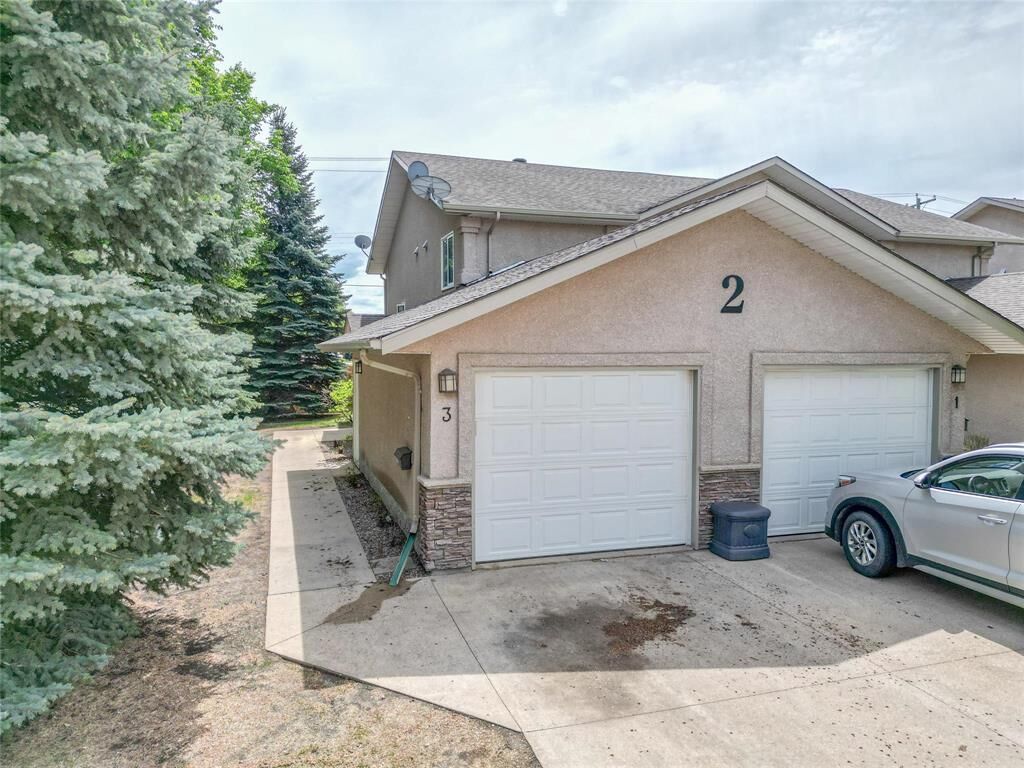 Property Photo:  2 Sprucewoods Place  MB R7B 0N5 