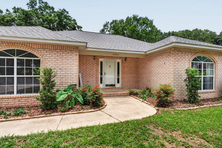 Property Photo:  5605 Richmond Court  FL 32571 