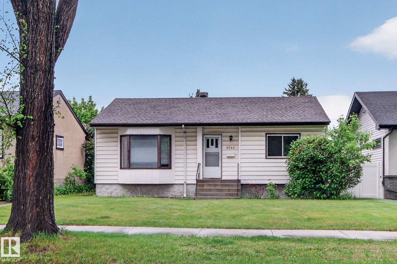 Property Photo:  9740 65 Avenue NW  AB T6E 0K6 