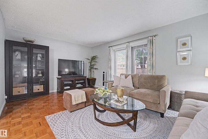 Photo de la propriété:  5420 146 Avenue NW  AB T5A 4L6 