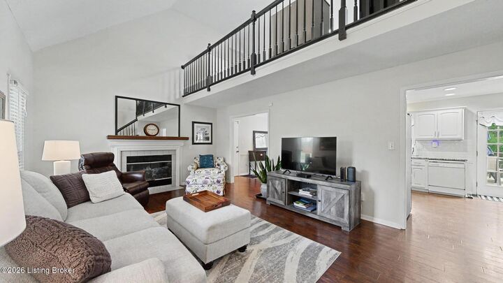 Property Photo: 10705 Sevenoaks Dr KY 40241