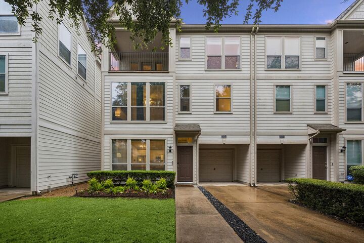 Property Photo: 3051 S Heights Hollow Lane TX 77007