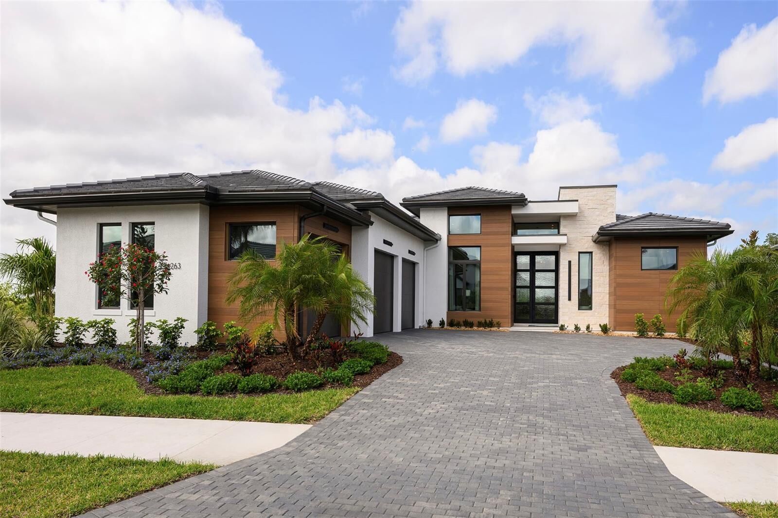Property Photo:  8613 Sandpoint Street  FL 34240 