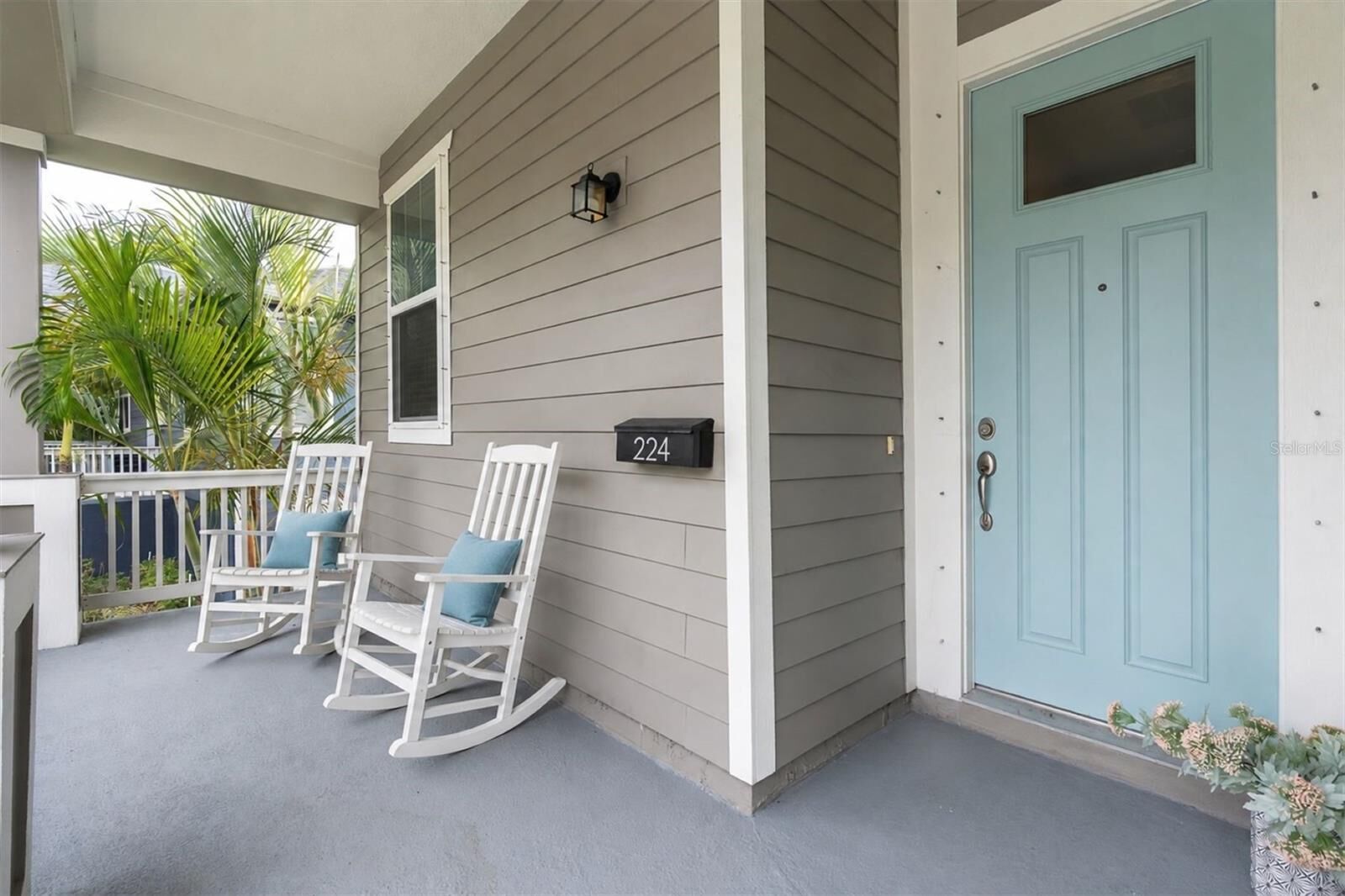 Property Photo: 224 NE Jefferson Circle N FL 33702