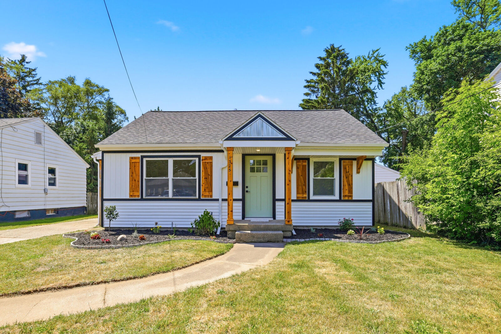 Property Photo:  1325 Edith Avenue NE  MI 49505 
