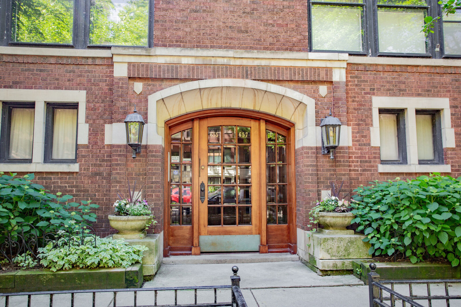 Property Photo: 655 W Buena Avenue 3 IL 60613