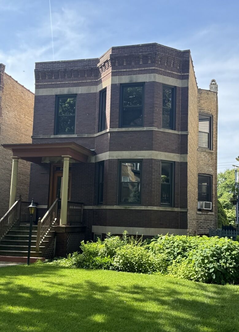 Property Photo:  2005 W Greenleaf Avenue 2  IL 60645 
