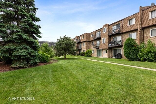 Property Photo: 9439 Bay Colony Drive 3N IL 60016