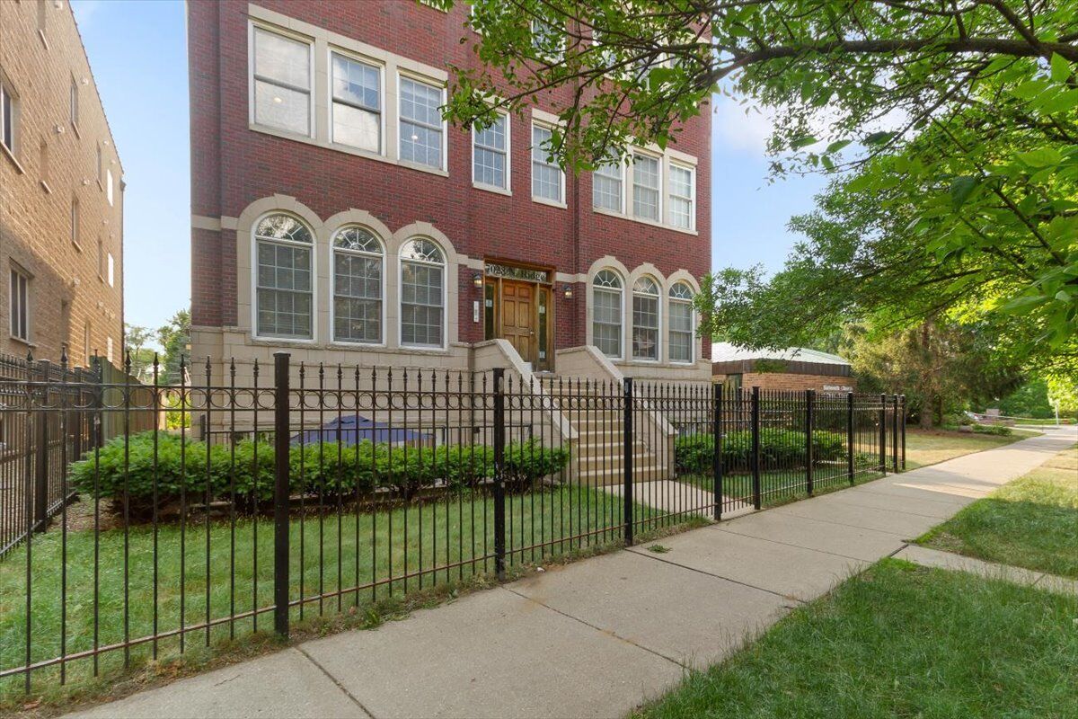 Property Photo:  7028 N Ridge Boulevard 2S  IL 60645 
