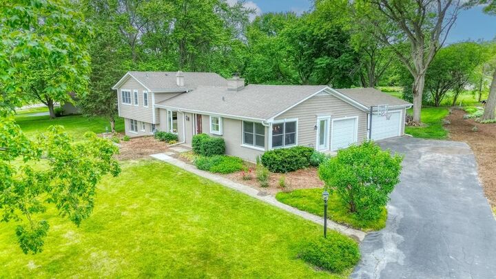 Property Photo:  325 Canterbury Lane  IL 60010 