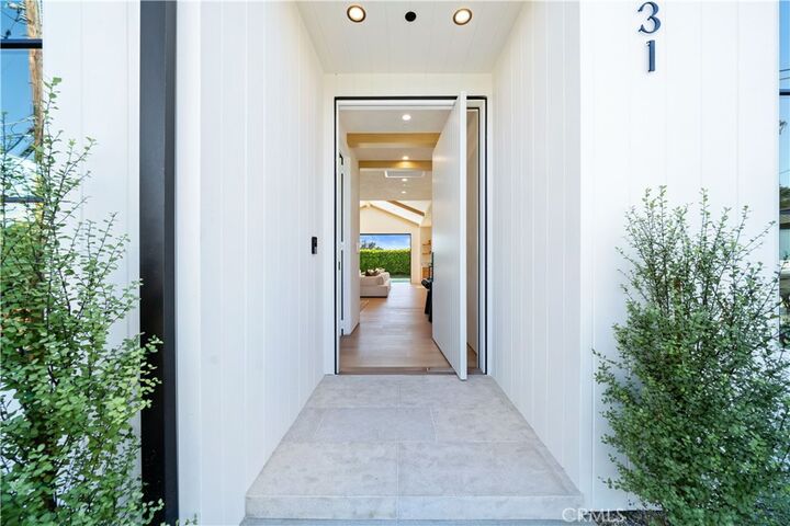 Property Photo:  831 Teakwood Road  CA 90049 