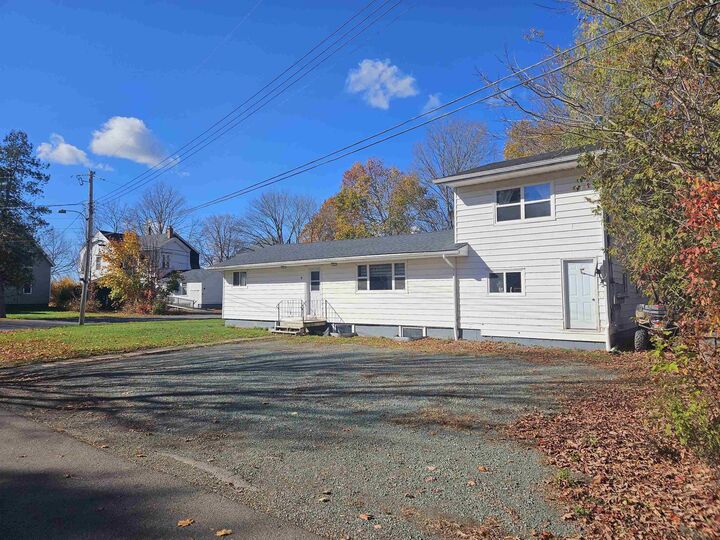 9 Thompson Road — photo 1