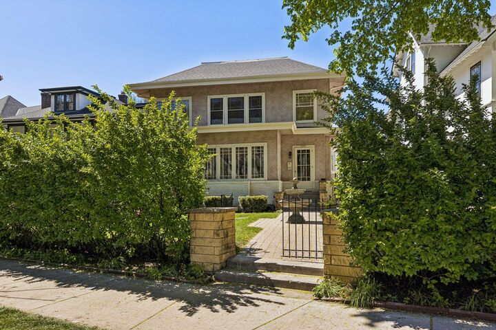 Property Photo:  2304 Lake Place  MN 55405 
